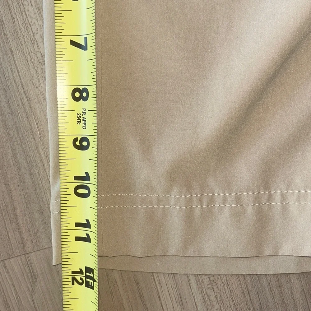 Chico's Zenergy Cargo Golf Shorts Women's 1.5 (10) Tan Khaki Travel Performance